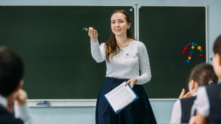 По инициативе Александра Соколова в Кировской области учителям повысили зарплату на 11%.